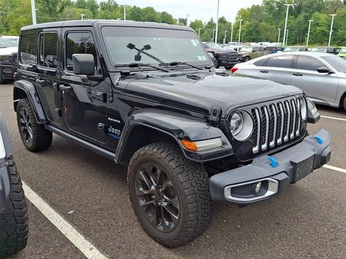 Used 2022 Jeep Wrangler Unlimited Sahara w/ Cold Weather Group AWD/4WD image 3