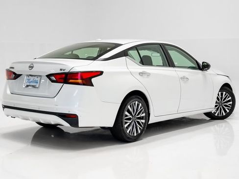 Used 2024 Nissan Altima 2.5 SV FWD image 30