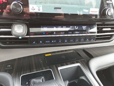 Used 2021 Toyota Sienna Limited image 17