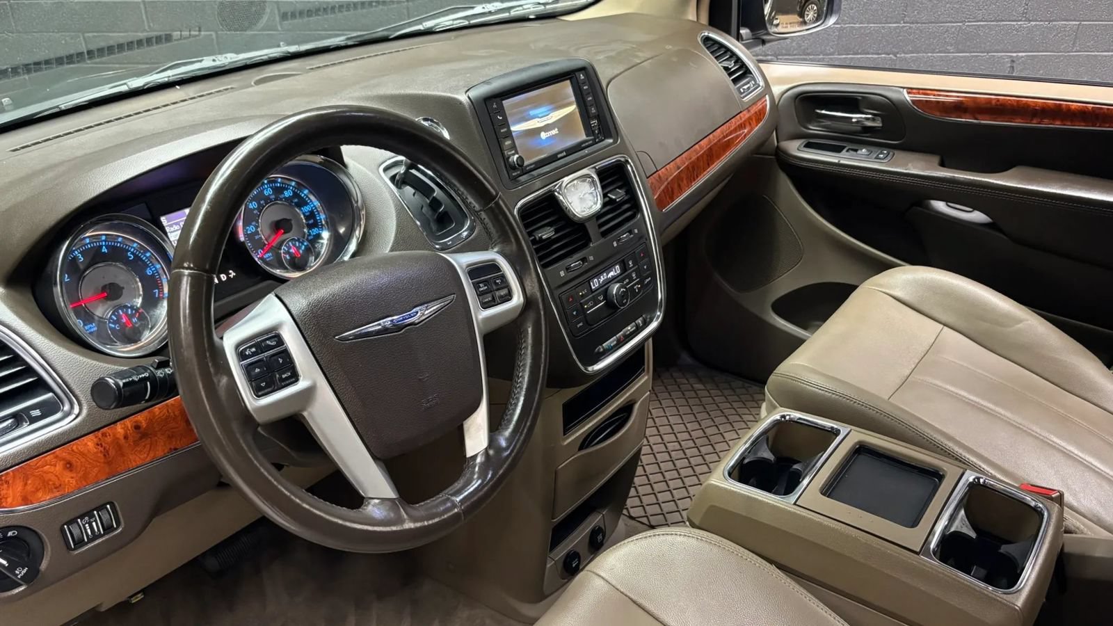 Used 2014 Chrysler Town & Country Touring FWD image 7