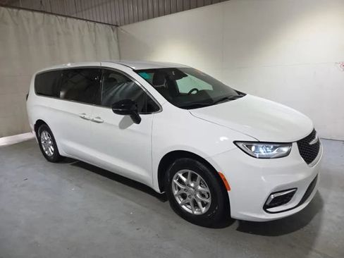 Used 2025 Chrysler Pacifica Select FWD image 5