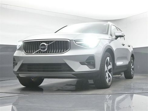 Used 2024 Volvo XC40 B5 Plus image 37