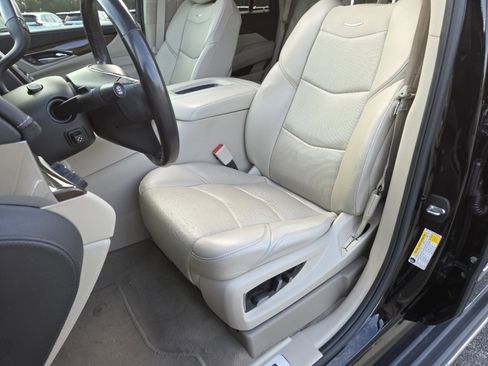Used 2020 Cadillac Escalade Premium Luxury image 33