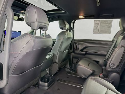 Used 2025 Toyota Sienna XSE AWD/4WD image 38