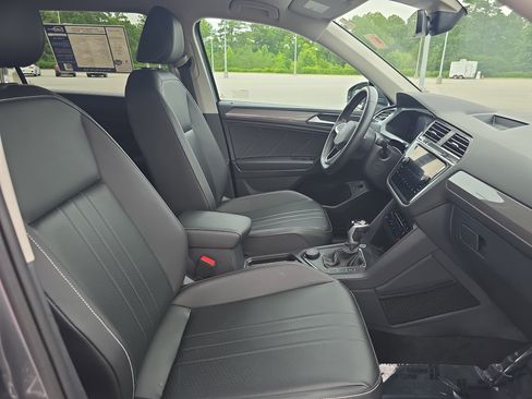 Used 2022 Volkswagen Tiguan SE AWD/4WD image 10