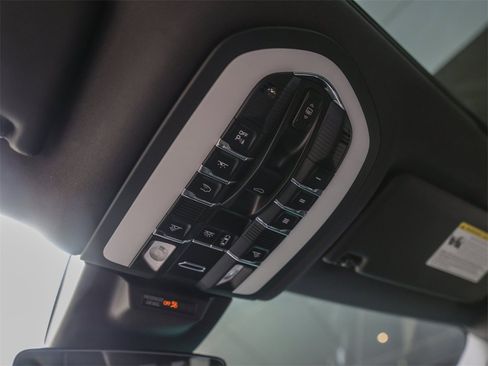 Used 2025 Porsche Macan image 29