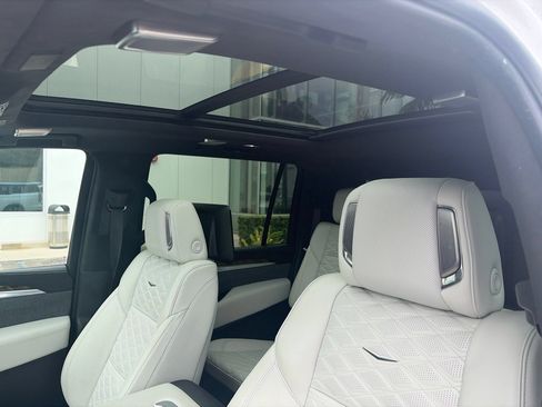 Used 2025 Cadillac Escalade ESV Sport Platinum AWD/4WD image 13