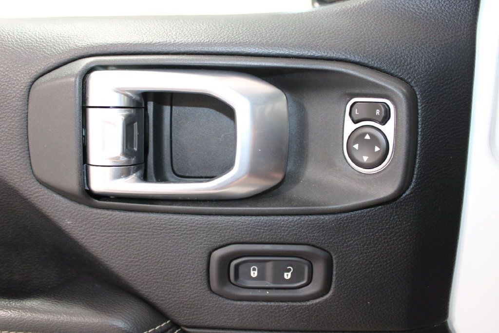 Used 2018 Jeep Wrangler Unlimited Sahara AWD/4WD image 38