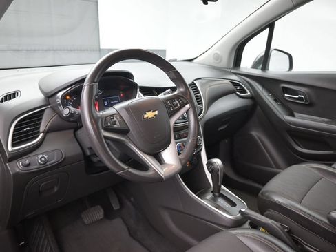 Used 2020 Chevrolet Trax LT w/ LT Convenience Package AWD/4WD image 18