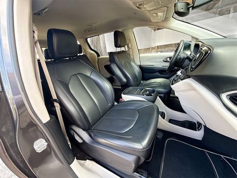Used 2021 Chrysler Voyager Lxi image 31