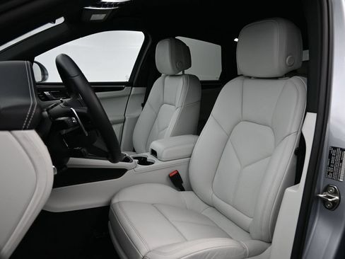 Certified 2025 Porsche Macan AWD/4WD image 5