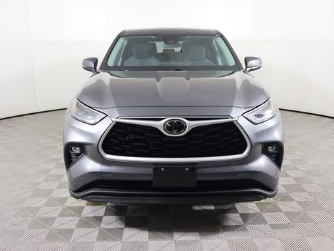 Used 2023 Toyota Highlander LE image 2