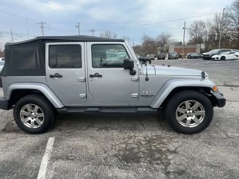 Used 2017 Jeep Wrangler Unlimited Sahara w/ Connectivity Group image 9