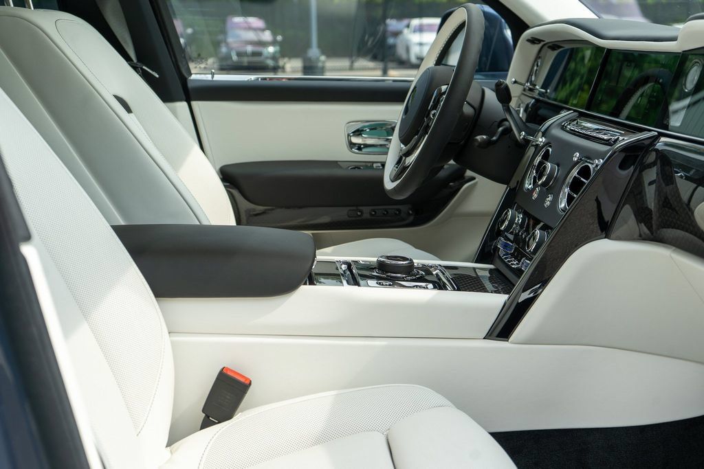 New 2027 Rolls-Royce Cullinan Black Badge AWD/4WD image 2