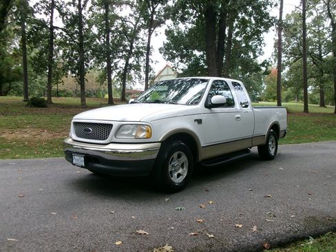 Used 1999 Ford F150 Lariat image 1