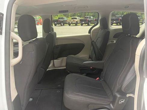 Used 2022 Chrysler Voyager LX FWD image 14