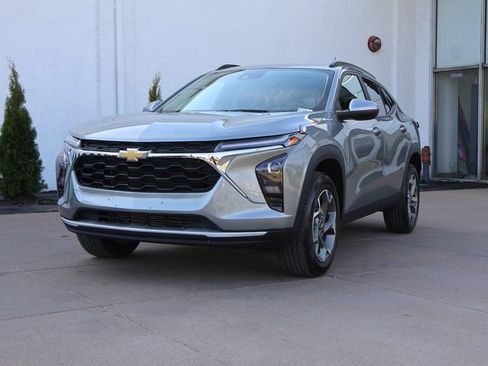 Used 2025 Chevrolet Trax LT FWD image 4