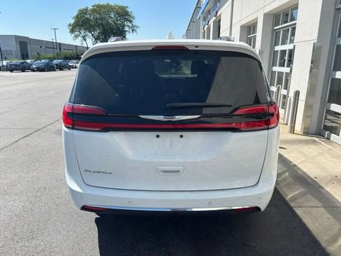 Used 2021 Chrysler Pacifica Touring-L FWD image 4