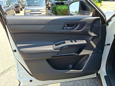 Used 2025 Nissan Pathfinder S AWD/4WD image 14