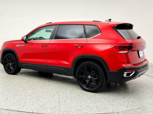 Used 2022 Volkswagen Taos SE w/ Panoramic Sunroof Package image 7