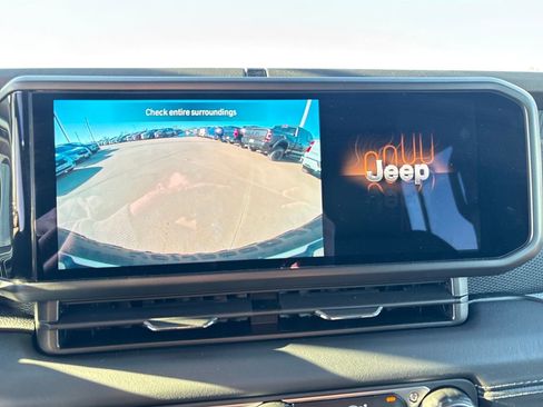 Used 2025 Jeep Wrangler Unlimited Rubicon image 25