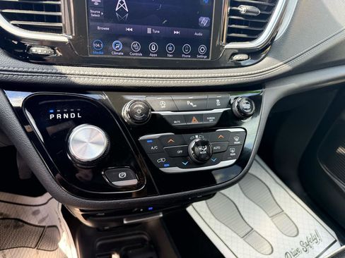 Used 2018 Chrysler Pacifica Limited w/ S Appearance Package FWD image 13
