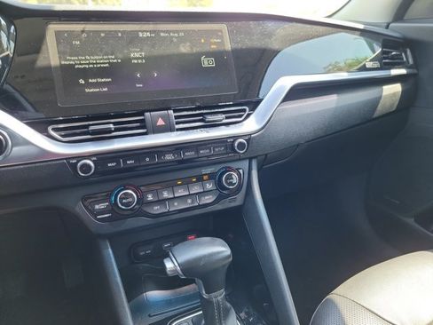 Used 2020 Kia Niro EX Premium FWD image 24