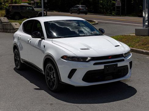 Used 2024 Dodge Hornet R/T w/ Tech Pack w/o Parking AWD/4WD image 3