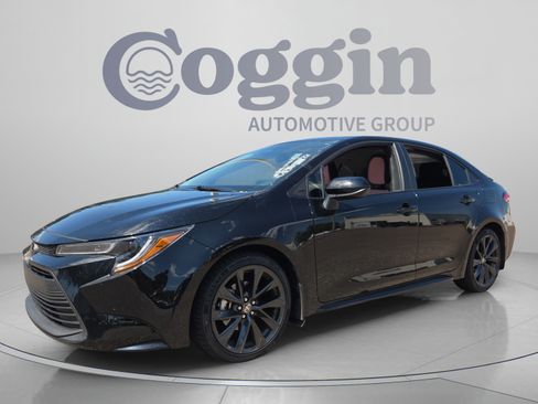 Used 2025 Toyota Corolla LE FWD image 1