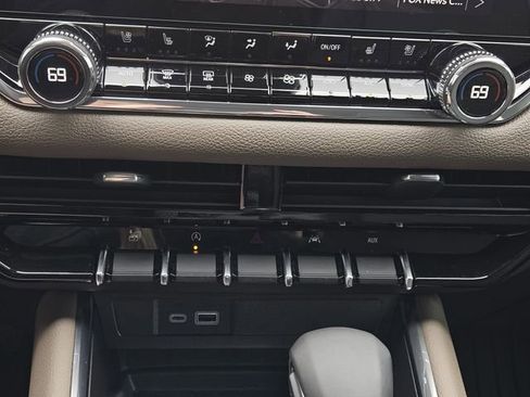 Used 2025 GMC Canyon Denali image 19