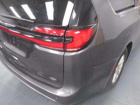 Used 2023 Chrysler Pacifica Touring-L FWD image 11