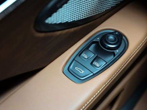 Used 2024 Aston Martin DB12 Convertible image 34