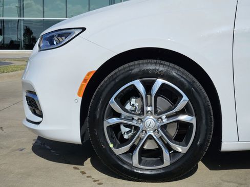 New 2026 Chrysler Pacifica Pinnacle image 11