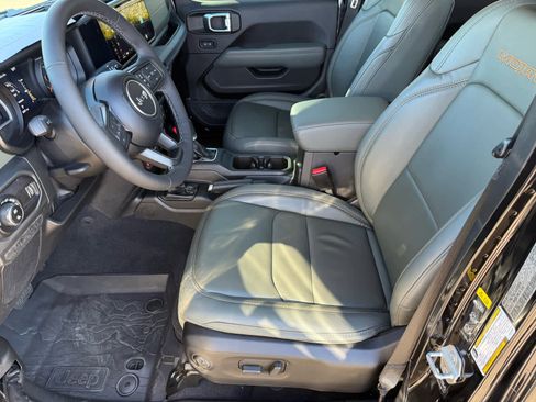 Used 2025 Jeep Gladiator Mojave w/ Convenience Group image 10