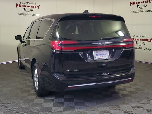 Used 2024 Chrysler Pacifica Touring-L FWD image 4