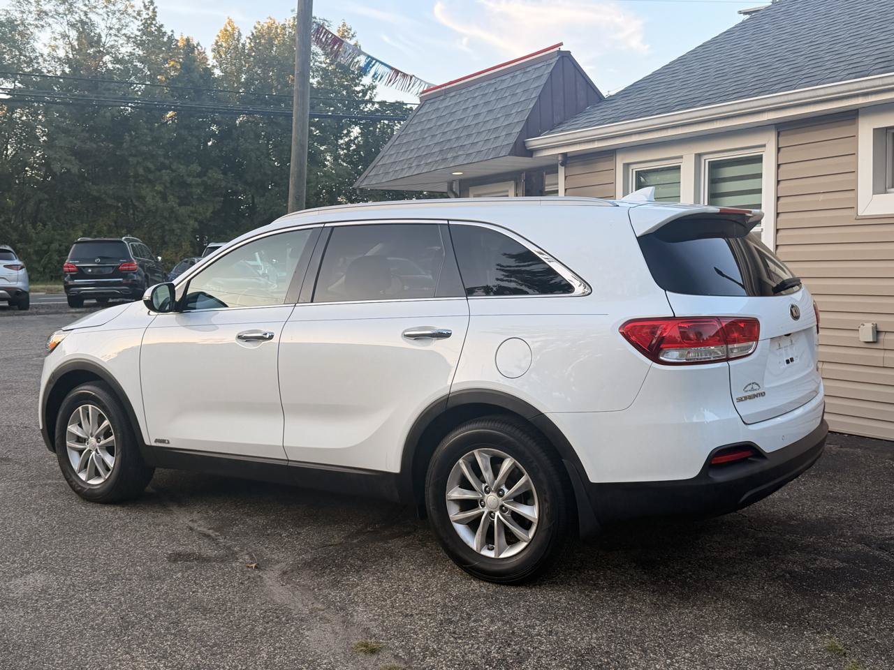 Used 2017 Kia Sorento AWD w/ LX Convenience Package image 4