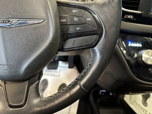 Used 2020 Chrysler Pacifica Touring-L w/ S Appearance Package image 10