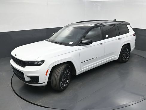 Used 2023 Jeep Grand Cherokee L Summit w/ High Altitude Package AWD/4WD image 42