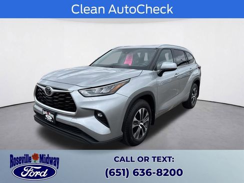 Used 2020 Toyota Highlander XLE AWD/4WD image 3