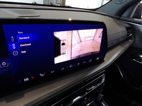 Used 2024 Chevrolet Traverse LT w/ Enhanced Driving Package image 17