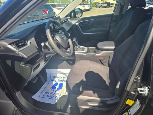 Used 2019 Toyota RAV4 LE FWD image 7