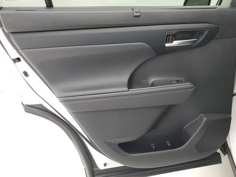 Used 2023 Toyota Highlander XLE image 17