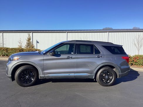 Used 2022 Ford Explorer XLT image 6