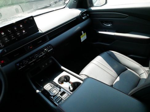 Certified 2026 Honda Pilot Black Edition image 11