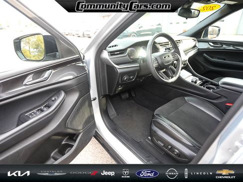 Used 2023 Jeep Grand Cherokee Altitude image 11