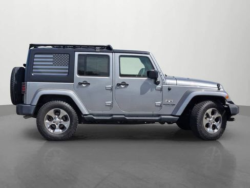 Used 2018 Jeep Wrangler Unlimited Sahara w/ Connectivity Group AWD/4WD image 7