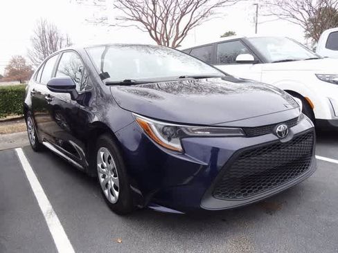 Used 2022 Toyota Corolla LE image 3