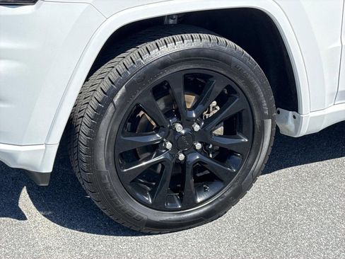 Used 2019 Jeep Grand Cherokee Altitude AWD/4WD image 7