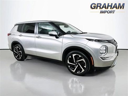 Used 2023 Mitsubishi Outlander SE image 1