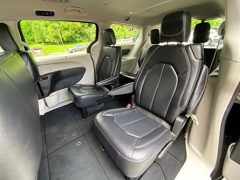 Used 2022 Chrysler Pacifica Touring-L FWD image 32